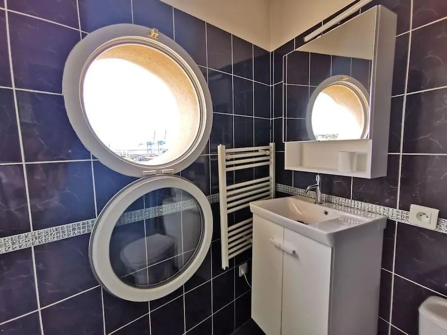 Logement Independant Renove Tres Belle Terrasse Vue Mer Port Et Marseille Villa 0*,  France